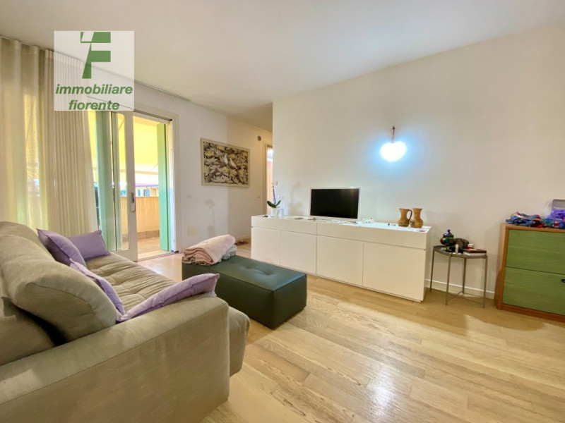 In quartiere residenziale, comodissimo ai servizi a piedi, signorile piccola palazzina dotata di ...