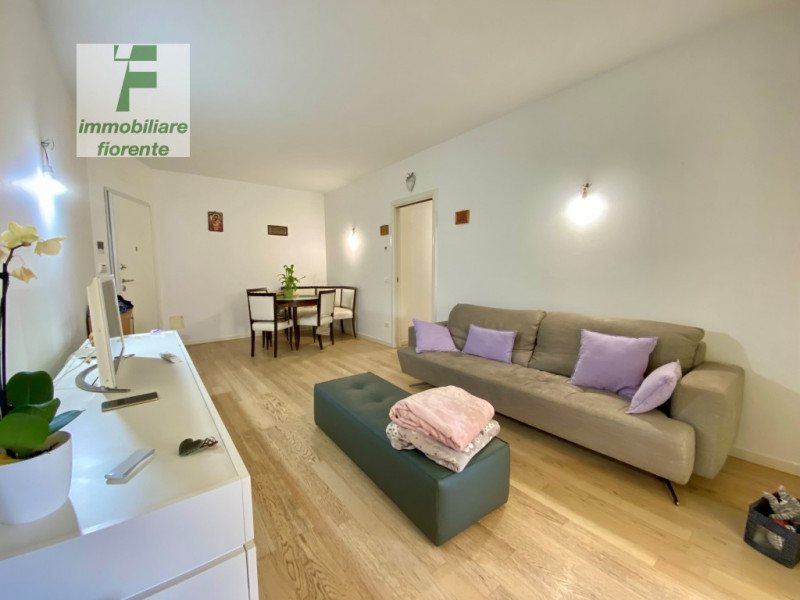 In quartiere residenziale, comodissimo ai servizi a piedi, signorile piccola palazzina dotata di ...