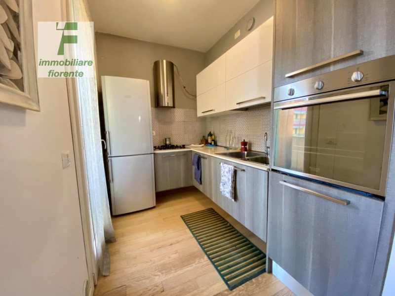 In quartiere residenziale, comodissimo ai servizi a piedi, signorile piccola palazzina dotata di ...