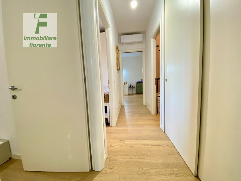 In quartiere residenziale, comodissimo ai servizi a piedi, signorile piccola palazzina dotata di ...