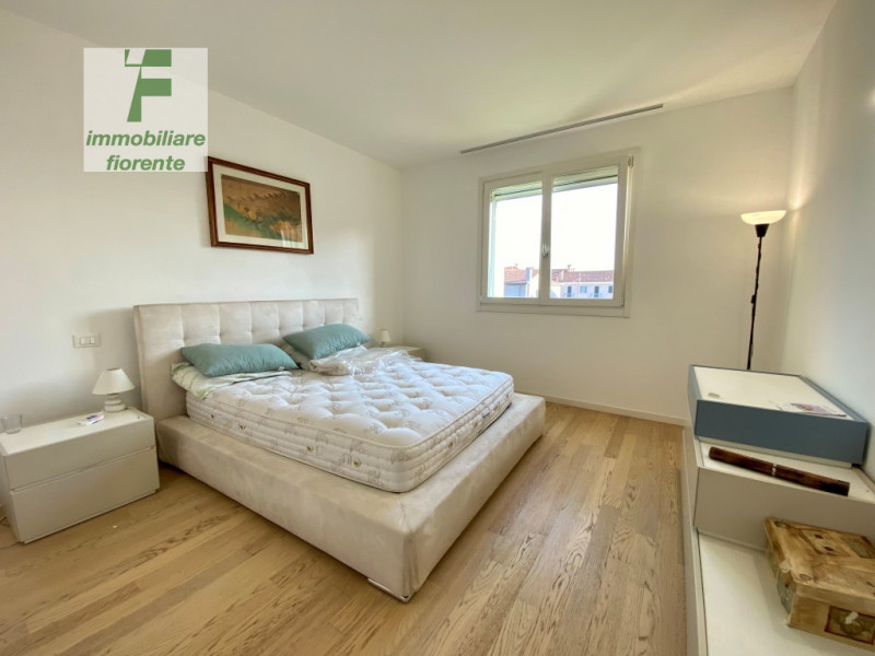 In quartiere residenziale, comodissimo ai servizi a piedi, signorile piccola palazzina dotata di ...