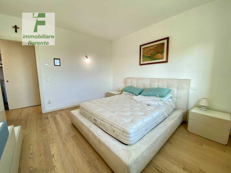 In quartiere residenziale, comodissimo ai servizi a piedi, signorile piccola palazzina dotata di ...