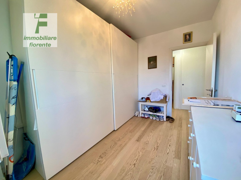 In quartiere residenziale, comodissimo ai servizi a piedi, signorile piccola palazzina dotata di ...