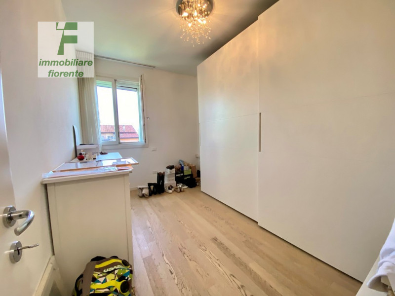 In quartiere residenziale, comodissimo ai servizi a piedi, signorile piccola palazzina dotata di ...