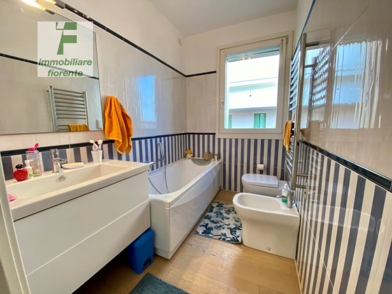 In quartiere residenziale, comodissimo ai servizi a piedi, signorile piccola palazzina dotata di ...