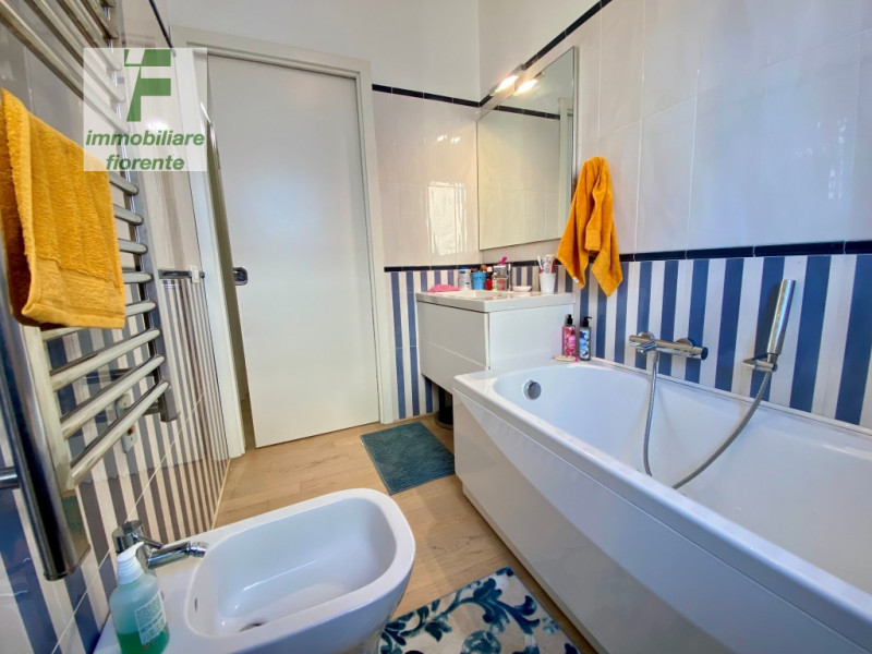 In quartiere residenziale, comodissimo ai servizi a piedi, signorile piccola palazzina dotata di ...