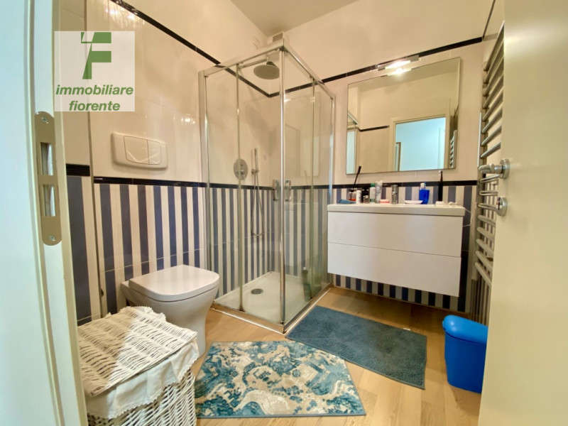 In quartiere residenziale, comodissimo ai servizi a piedi, signorile piccola palazzina dotata di ...