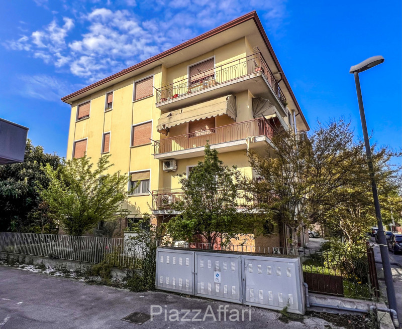 Proponiamo in vendita appartamento al 3° ed ultimo piano su palazzina di sole 6 unità.
Lo stesso ...