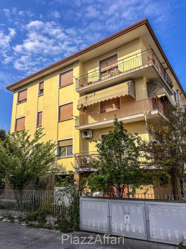 Proponiamo in vendita appartamento al 3° ed ultimo piano su palazzina di sole 6 unità.
Lo stesso ...