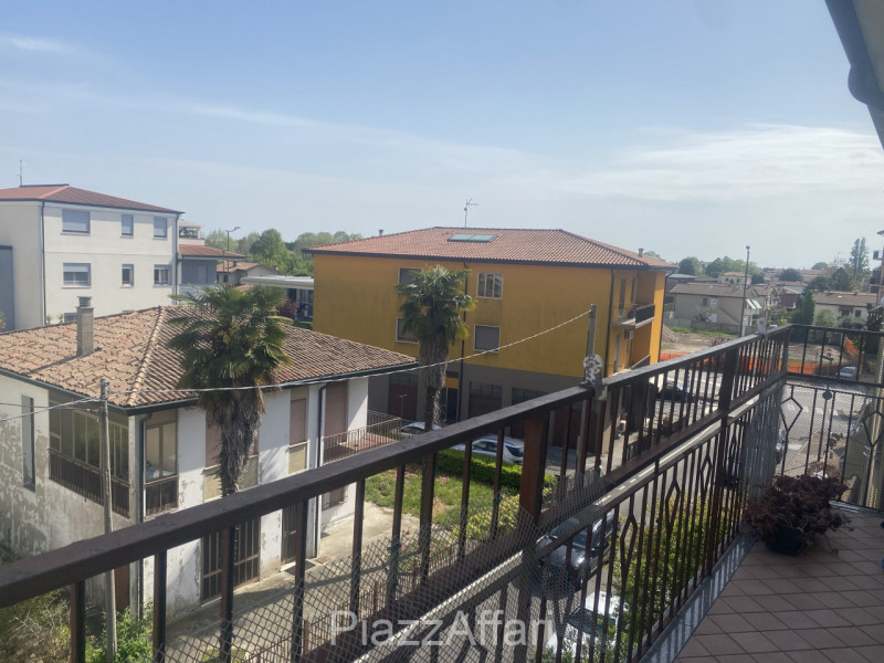 Proponiamo in vendita appartamento al 3° ed ultimo piano su palazzina di sole 6 unità.
Lo stesso ...