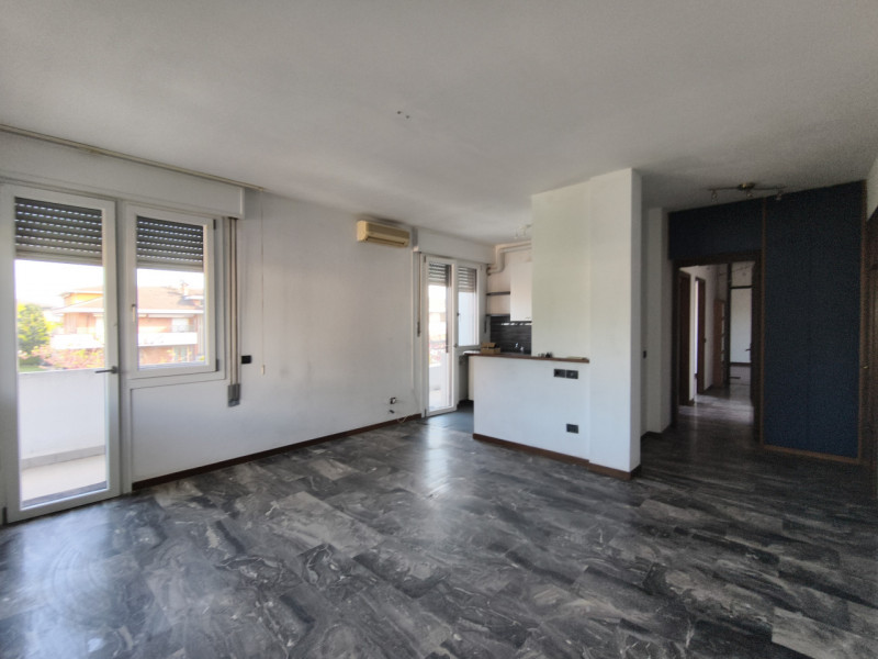 Se stai cercando un appartamento che combini comfort e luminosità, questo trilocale situato nella...