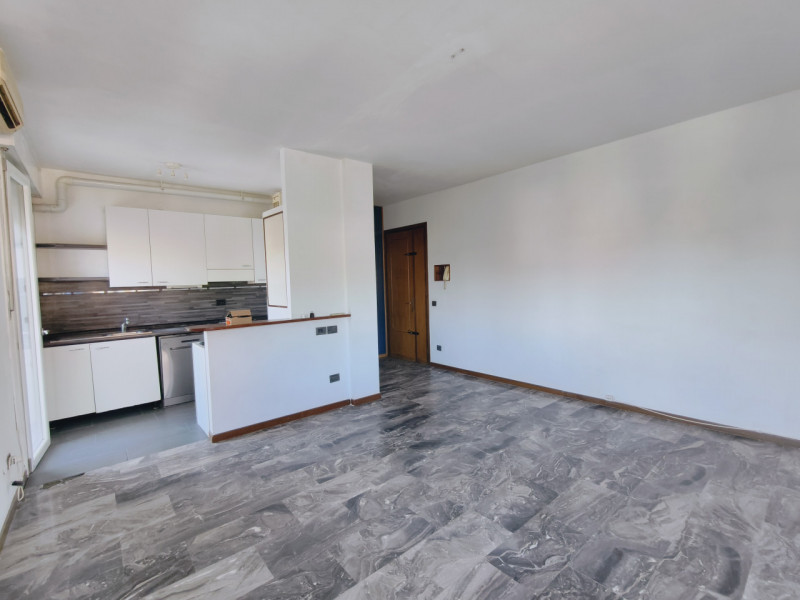 Se stai cercando un appartamento che combini comfort e luminosità, questo trilocale situato nella...