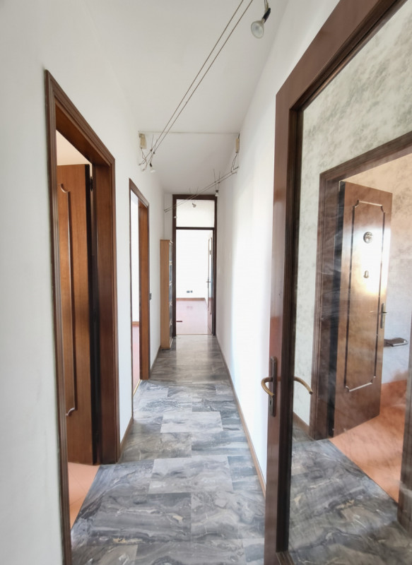 Se stai cercando un appartamento che combini comfort e luminosità, questo trilocale situato nella...