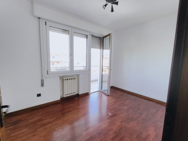 Se stai cercando un appartamento che combini comfort e luminosità, questo trilocale situato nella...