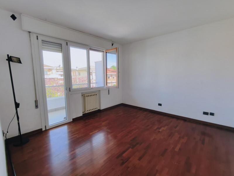 Se stai cercando un appartamento che combini comfort e luminosità, questo trilocale situato nella...