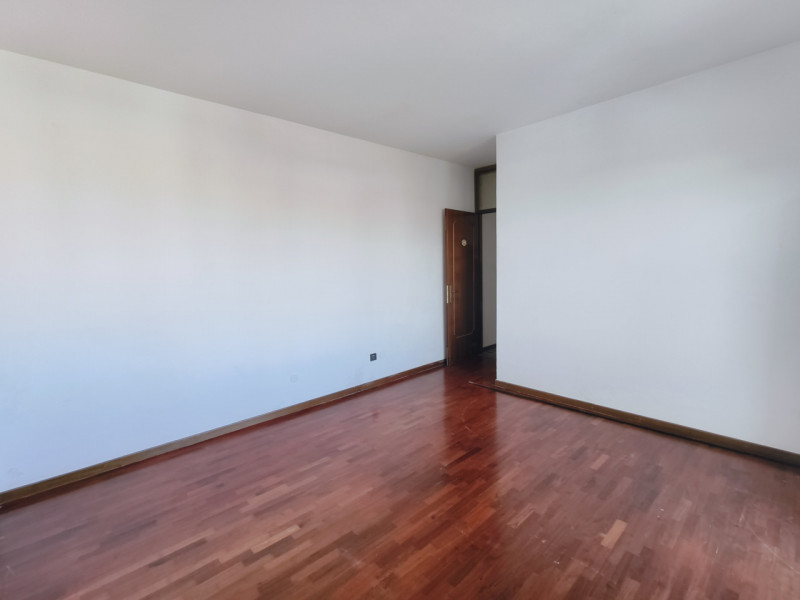 Se stai cercando un appartamento che combini comfort e luminosità, questo trilocale situato nella...