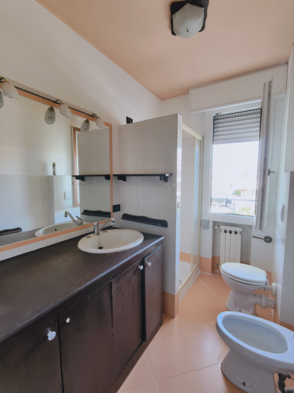 Se stai cercando un appartamento che combini comfort e luminosità, questo trilocale situato nella...