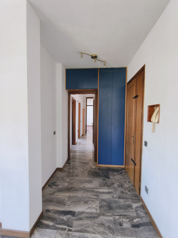 Se stai cercando un appartamento che combini comfort e luminosità, questo trilocale situato nella...