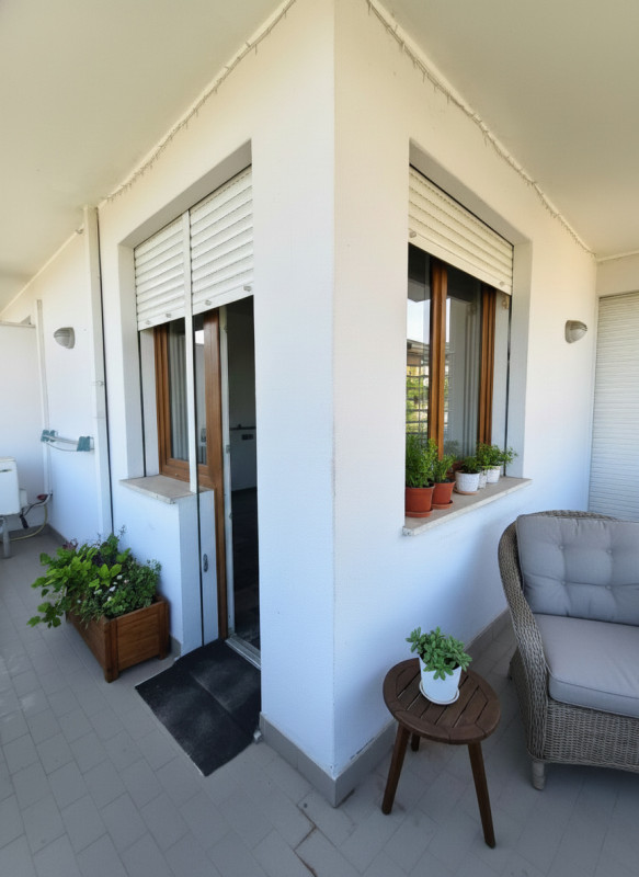 Se stai cercando un appartamento che combini comfort e luminosità, questo trilocale situato nella...