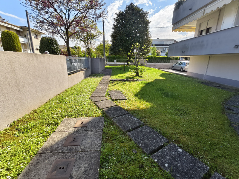 Se stai cercando un appartamento che combini comfort e luminosità, questo trilocale situato nella...