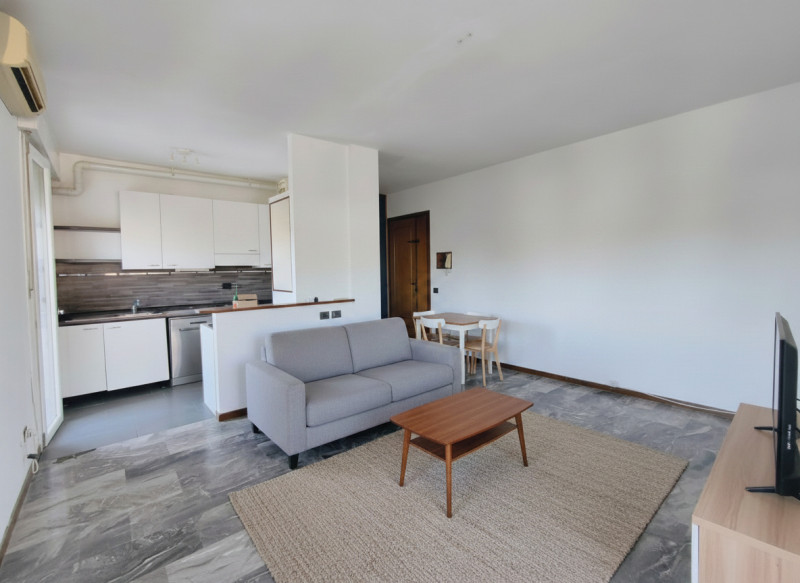 Se stai cercando un appartamento che combini comfort e luminosità, questo trilocale situato nella...