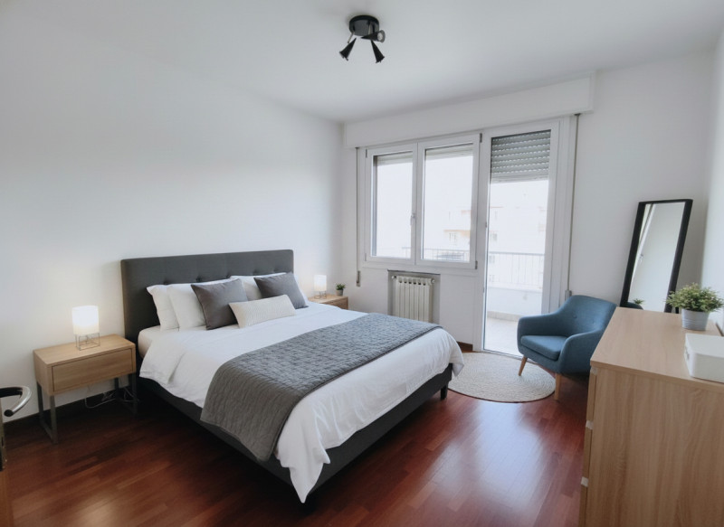 Se stai cercando un appartamento che combini comfort e luminosità, questo trilocale situato nella...