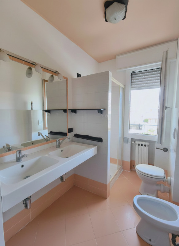 Se stai cercando un appartamento che combini comfort e luminosità, questo trilocale situato nella...