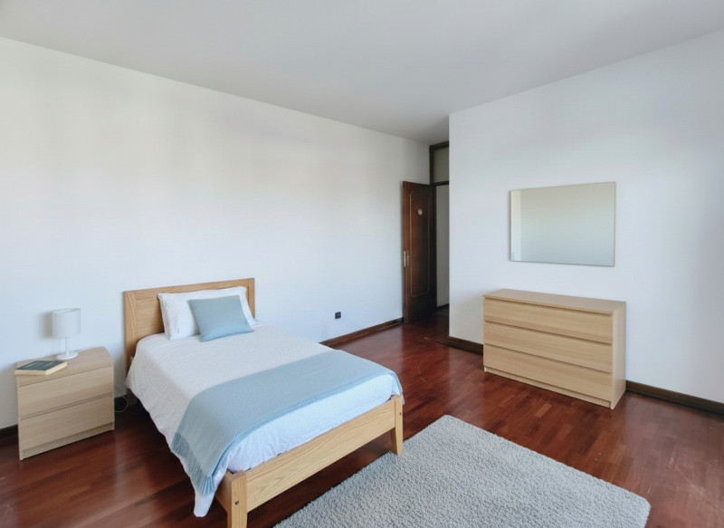 Se stai cercando un appartamento che combini comfort e luminosità, questo trilocale situato nella...