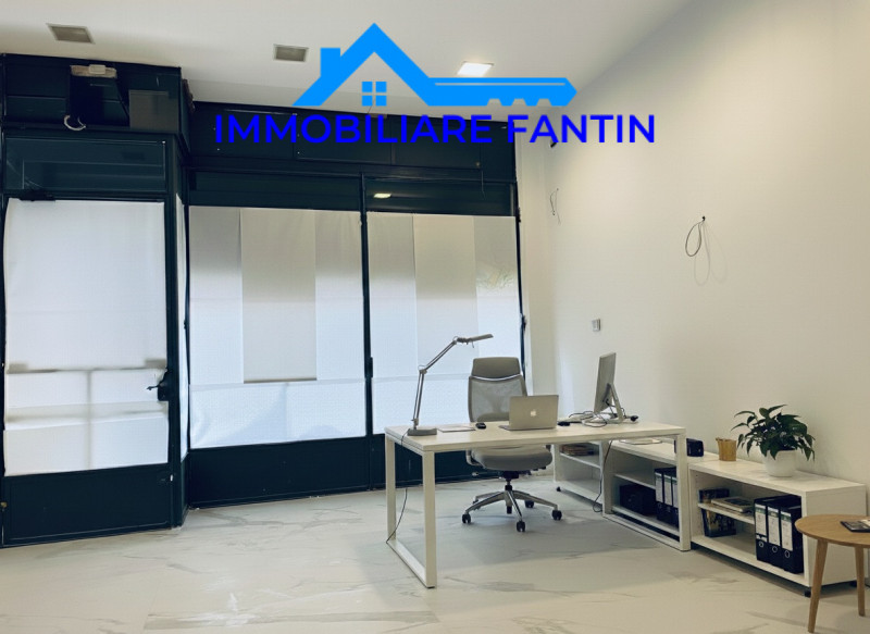 Rif. RA3 Immobiliare Fantin propone in affitto negozio/ufficio con vetrina in un affascinante sot...