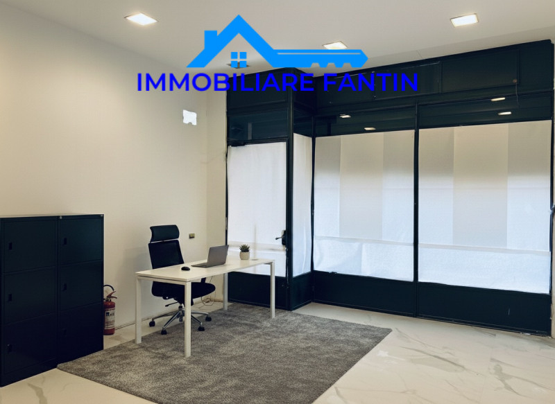 Rif. RA3 Immobiliare Fantin propone in affitto negozio/ufficio con vetrina in un affascinante sot...