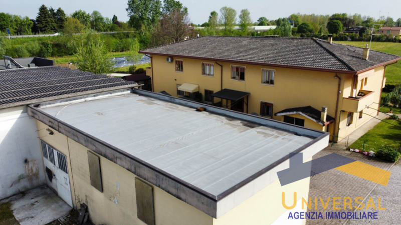 CAMPOSAMPIERO - In zona comoda all' accesso della tangenziale ed alle principali strade.

Magazzi...