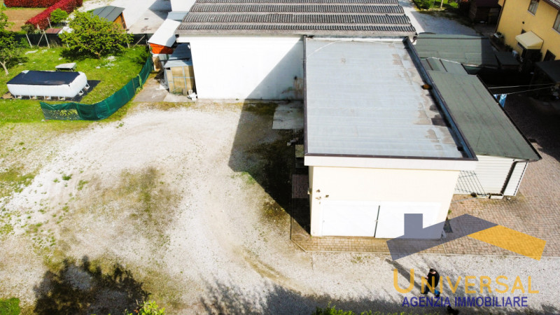 CAMPOSAMPIERO - In zona comoda all' accesso della tangenziale ed alle principali strade.

Magazzi...