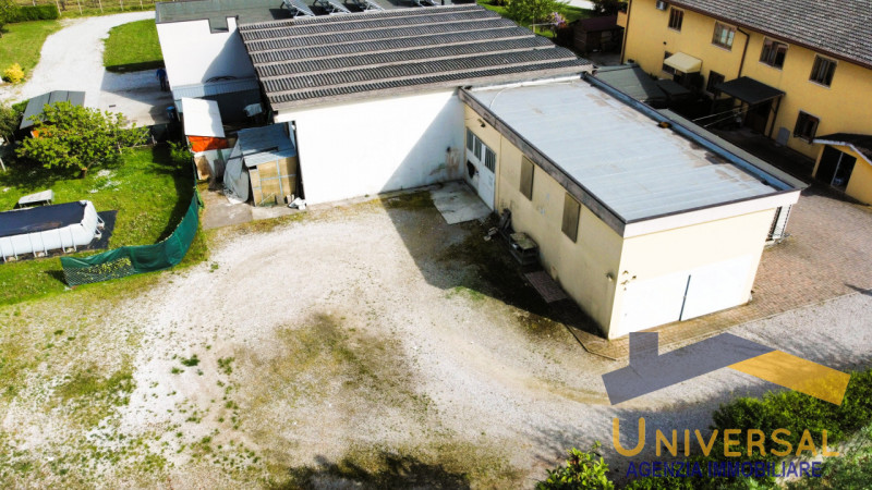 CAMPOSAMPIERO - In zona comoda all' accesso della tangenziale ed alle principali strade.

Magazzi...