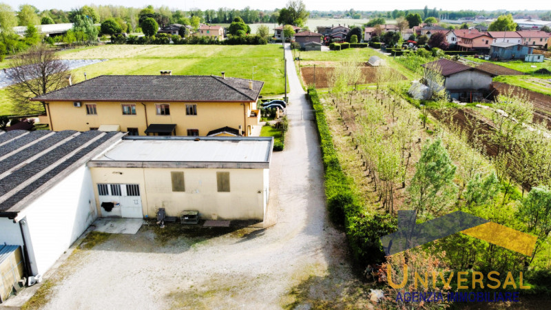 CAMPOSAMPIERO - In zona comoda all' accesso della tangenziale ed alle principali strade.

Magazzi...