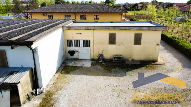 CAMPOSAMPIERO - In zona comoda all' accesso della tangenziale ed alle principali strade.

Magazzi...