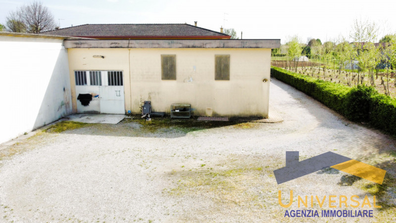 CAMPOSAMPIERO - In zona comoda all' accesso della tangenziale ed alle principali strade.

Magazzi...