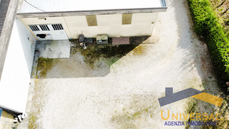 CAMPOSAMPIERO - In zona comoda all' accesso della tangenziale ed alle principali strade.

Magazzi...