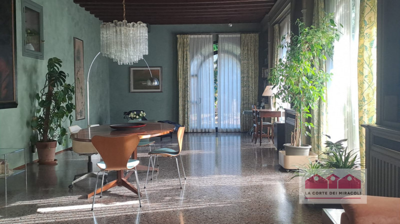 CORPUS DOMINI: ELEGANTE TRICAMERE CON INGRESSO INDIPENDENTE IN PALAZZO STORICO DEL  ‘700. RIF. VS...