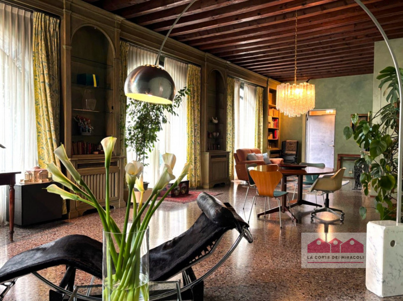 CORPUS DOMINI: ELEGANTE TRICAMERE CON INGRESSO INDIPENDENTE IN PALAZZO STORICO DEL  ‘700. RIF. VS...