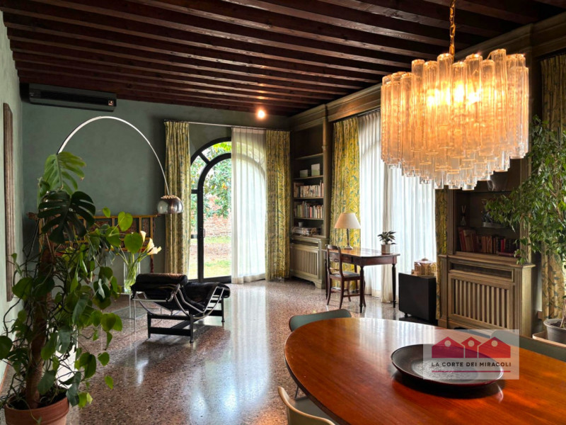 CORPUS DOMINI: ELEGANTE TRICAMERE CON INGRESSO INDIPENDENTE IN PALAZZO STORICO DEL  ‘700. RIF. VS...