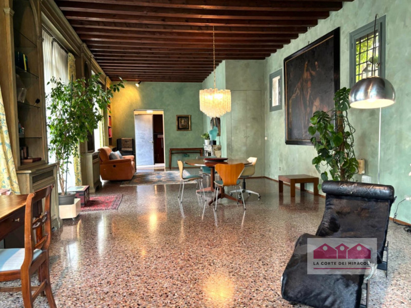 CORPUS DOMINI: ELEGANTE TRICAMERE CON INGRESSO INDIPENDENTE IN PALAZZO STORICO DEL  ‘700. RIF. VS...