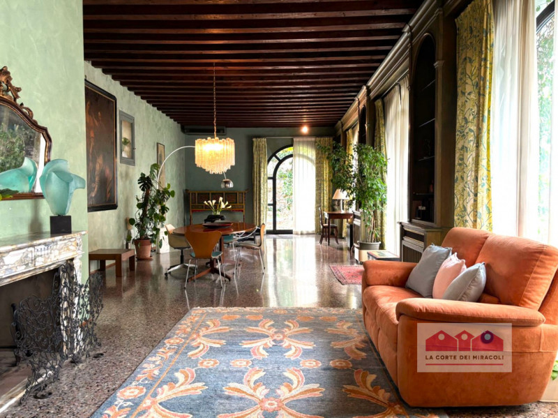 CORPUS DOMINI: ELEGANTE TRICAMERE CON INGRESSO INDIPENDENTE IN PALAZZO STORICO DEL  ‘700. RIF. VS...