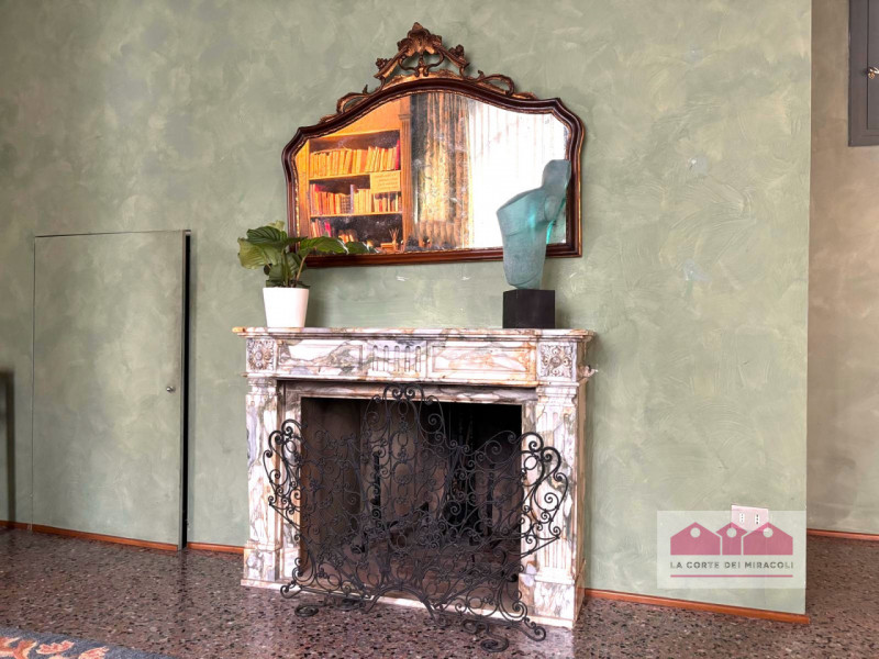 CORPUS DOMINI: ELEGANTE TRICAMERE CON INGRESSO INDIPENDENTE IN PALAZZO STORICO DEL  ‘700. RIF. VS...