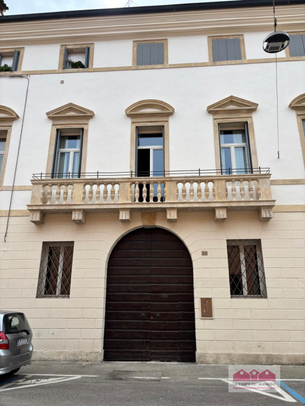 CORPUS DOMINI: ELEGANTE TRICAMERE CON INGRESSO INDIPENDENTE IN PALAZZO STORICO DEL  ‘700. RIF. VS...
