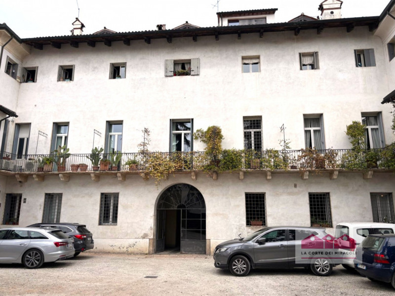 CORPUS DOMINI: ELEGANTE TRICAMERE CON INGRESSO INDIPENDENTE IN PALAZZO STORICO DEL  ‘700. RIF. VS...