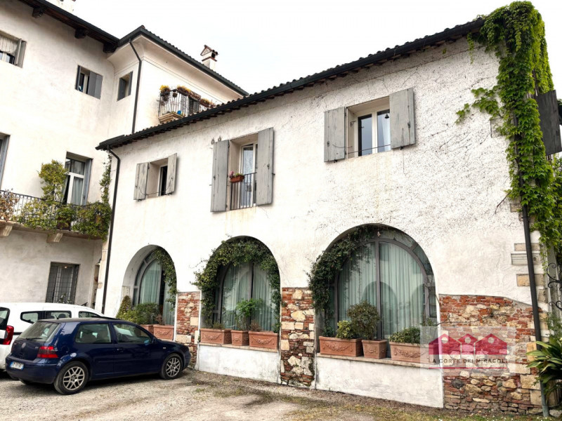 CORPUS DOMINI: ELEGANTE TRICAMERE CON INGRESSO INDIPENDENTE IN PALAZZO STORICO DEL  ‘700. RIF. VS...