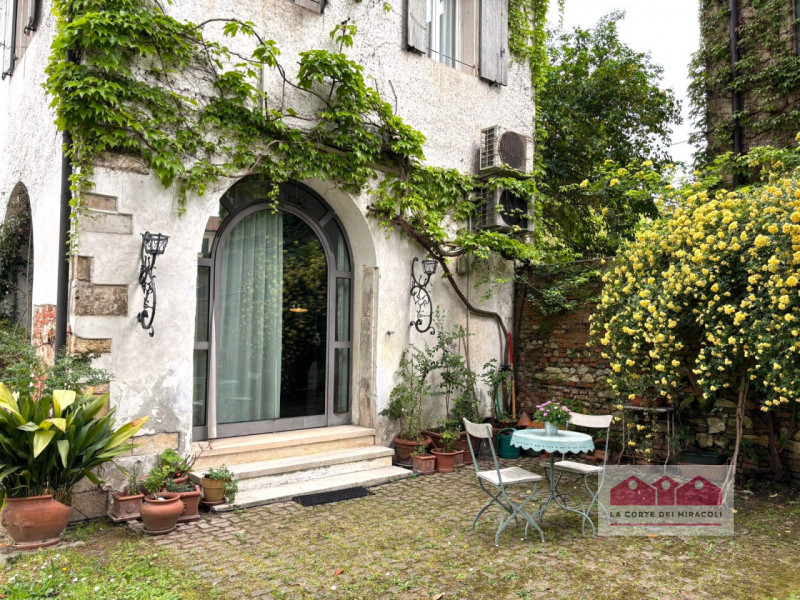 CORPUS DOMINI: ELEGANTE TRICAMERE CON INGRESSO INDIPENDENTE IN PALAZZO STORICO DEL  ‘700. RIF. VS...