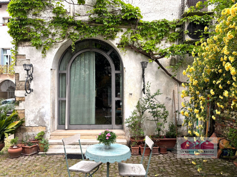 CORPUS DOMINI: ELEGANTE TRICAMERE CON INGRESSO INDIPENDENTE IN PALAZZO STORICO DEL  ‘700. RIF. VS...