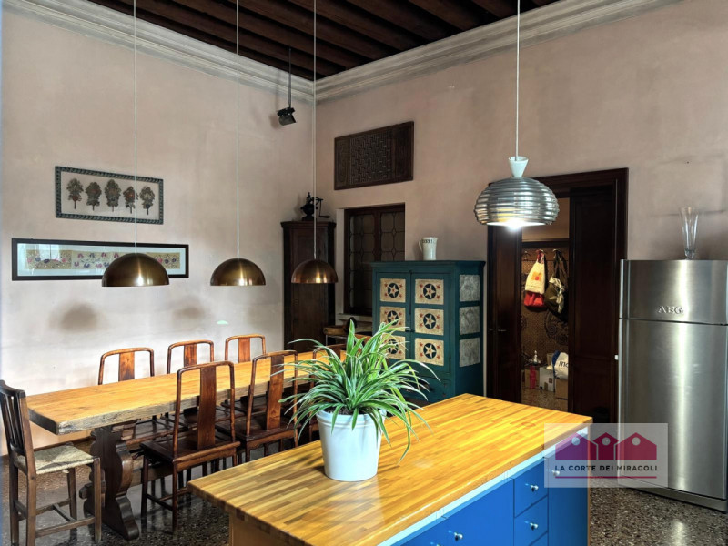 CORPUS DOMINI: ELEGANTE TRICAMERE CON INGRESSO INDIPENDENTE IN PALAZZO STORICO DEL  ‘700. RIF. VS...