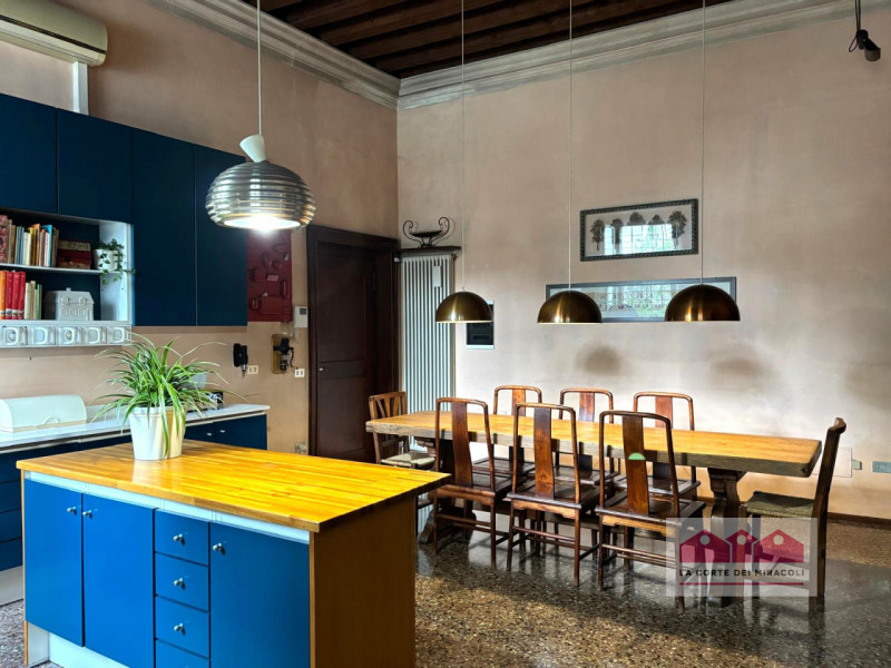 CORPUS DOMINI: ELEGANTE TRICAMERE CON INGRESSO INDIPENDENTE IN PALAZZO STORICO DEL  ‘700. RIF. VS...